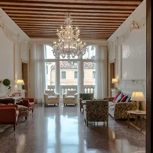 https://luxury-balcony-apartment.hotelslidodijesolo.com
